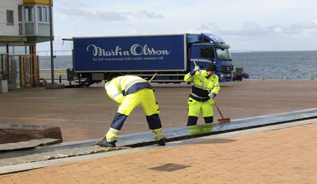 <strong>Yoko Ueno Lewis｜暮らしノート｜スウェーデン直感紀行　Vol.2</strong>　　水の管理やメンテナンスは不可欠。このことで雇用も確保されていると思います。仕事着もシンプル、機能的でいてファッショナブル。