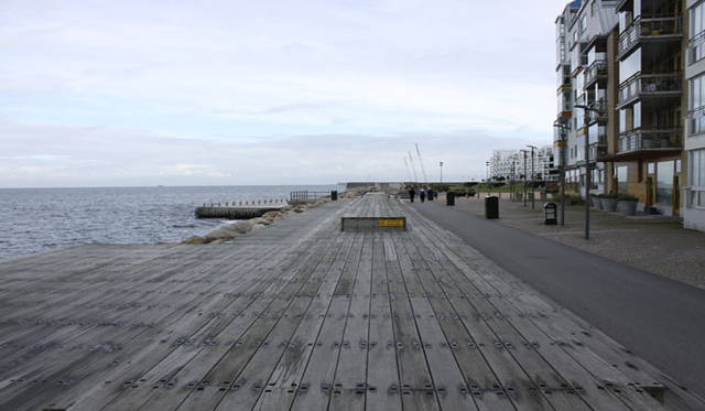 <strong>Yoko Ueno Lewis｜暮らしノート｜スウェーデン直感紀行　Vol.2</strong>　　直島、ベネッセハウスにもあるボードウォーク。海と町という異素材を結びつけて、心地よい界隈性をつくる巨大な縁側のようです。