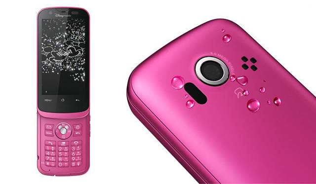 <strong>Disney Mobile｜ディズニー・モバイル</strong>　スライド型スマートフォン「DM011SH」　©Disney