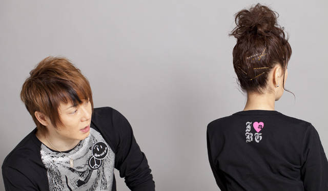 <strong>BGブランドから新作登場！　戸田恵子×植木 豪インタビュー</strong><br />植木　「バックプリントには、いつもの“I♡BG”ロゴをプリントしています。文字の部分は、よりパキっと発色させるため二度刷りしています。“♡”のピンクはさし色として。この位置ならだれでも抵抗なく取り入れられるでしょう？（笑）」
