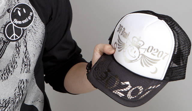 <strong>BGブランドから新作登場！　戸田恵子×植木 豪インタビュー</strong><br />植木　「ツバの表部分のプリントは前回のデザインを踏襲しつつ、今回は白地のキャップにしました。BGブランドのアイテムはモノトーンが多いので、キャップも合わせやすいようにモノトーンで」