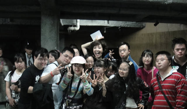 <strong>BGブランドから新作登場！　戸田恵子×植木 豪インタビュー</strong>　ラブジャンクスのみんなと。<br />植木　「ラブジャンクスさんを応援する、という変わらないテーマがありつつ、今年は震災があり、自分たちの作っているものが誰かの手に届く、ということをあらためて意識した1年でした。ただ絵を描いているだけではなにも起こらないけど、カタチになって、誰かの手に届いてよろこびに変わって、それが誰かを応援することにつながる。ああ、無駄なことってないんだなって、最近強く思います」