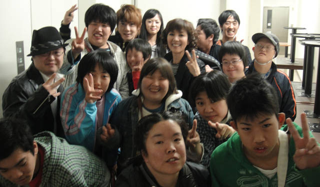 <strong>BGブランドから新作登場！　戸田恵子×植木 豪インタビュー</strong>　ラブジャンクスのみんなと。<br />戸田　「洋服を作ったり、グッズを作ったり、その過程はもともとやりたかったことだし、ラブジャンクスさんを応援することにつながっている、というのはすごくうれしい。でも、震災をきっかけに、なんのためにやっているんだろう、ということを考えました。“あえて”やることの意味、自分は“あえて”やっているんだ、ということを意識した1年でした」