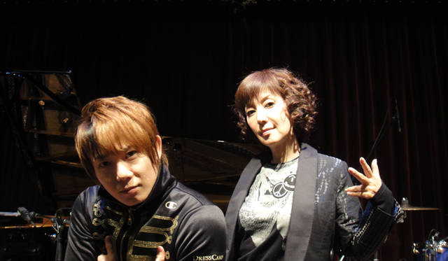 <strong>BGブランドから新作登場！　戸田恵子×植木 豪インタビュー</strong>　名古屋公演にて。<br />戸田　「ライブ自体、いつもは年末にやっているのですが、今年は舞台が決まったため急きょ前倒しでの開催となりました。今回、東京公演に豪君が参加できなかったこともあり、東京公演のみ初ライブ以来となる日替わりゲストコーナーを設けました」