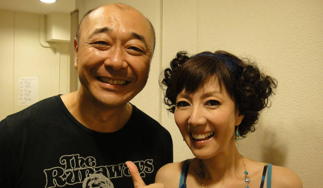 <strong>BGブランドから新作登場！　戸田恵子×植木 豪インタビュー</strong>　俳優 高橋克美さんと。<br />戸田　「初ライブのときは、高橋克実さんと俳優の寺脇康文さんと“チーム・ドリカム”と称して3人で歌ったのですが、今回は寺脇さんのスケジュールが合わず、克実さんとふたりで絢香×コブクロの『WINDING ROAD』をリベンジしました」