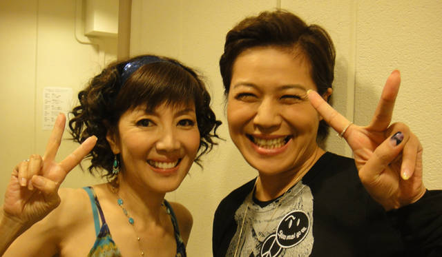 <strong>BGブランドから新作登場！　戸田恵子×植木 豪インタビュー</strong>　タレント 青木さやかさんと。<br />戸田　「青木さんはピアノの弾き語りを披露してくれました。テレビで観たことがあるという方も多いと思いますが、彼女ピアノが上手で、ライブもやっているんですよ」