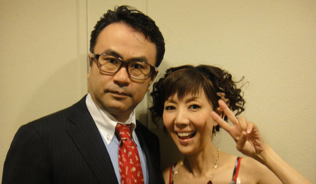 <strong>BGブランドから新作登場！　戸田恵子×植木 豪インタビュー</strong>　三谷幸喜監督と。<br />戸田　「三谷さんは、映画『ステキな金縛り』の宣伝活動のひとつとしてスケジュールをやりくりしてくれました（笑）。急きょ俳優の西田敏行さんが飛び入り参加して即興歌『恵子、満タン』を披露してくださり、お客さんは大よろこびでした」