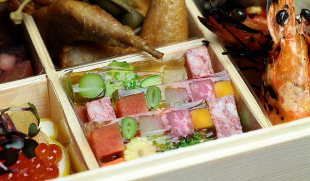 <strong>フレンチビストロ『en.terrible』の、おとなのおせち</strong>　