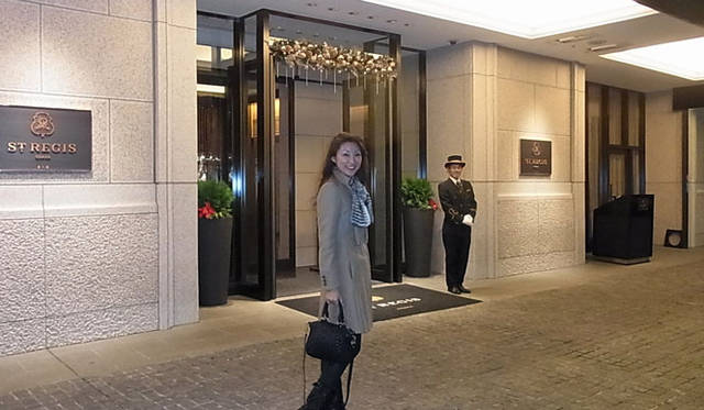 <strong>SAKURA｜第19回 久々の大阪！　ラグジュアリーホテル滞在記</strong>　セントレジス ホテル 大阪エントランスにて。スタッフの笑顔は最高です。