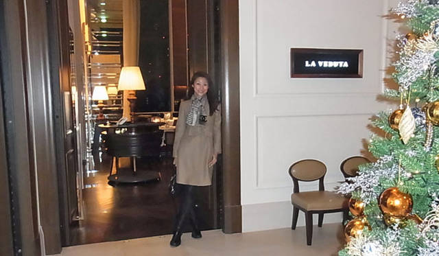 <strong>SAKURA｜第19回 久々の大阪！　ラグジュアリーホテル滞在記</strong>　メインダイニングのイタリアン「ラ ベデュータ」前にて。