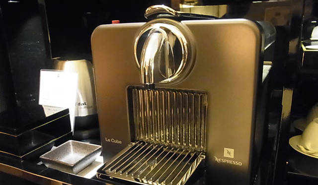 <strong>SAKURA｜第19回 久々の大阪！　ラグジュアリーホテル滞在記</strong>　部屋にあるエスプレッソマシン。