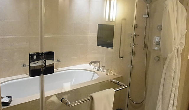 <strong>SAKURA｜第19回 久々の大阪！　ラグジュアリーホテル滞在記</strong>　テレビモニター付きのバスルーム。