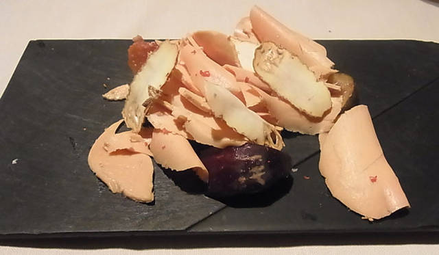 <strong>SAKURA｜第19回 久々の大阪！　ラグジュアリーホテル滞在記</strong>　花びらのようにスライスしてあるフォアグラとトリュフは斬新。