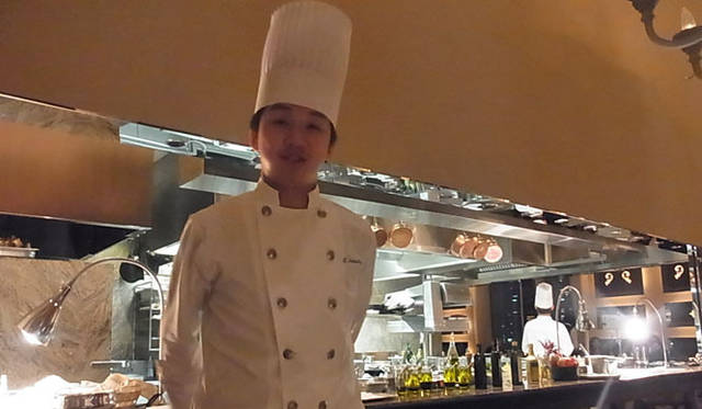 <strong>SAKURA｜第19回 久々の大阪！　ラグジュアリーホテル滞在記</strong>　料理長の中東俊文さん。