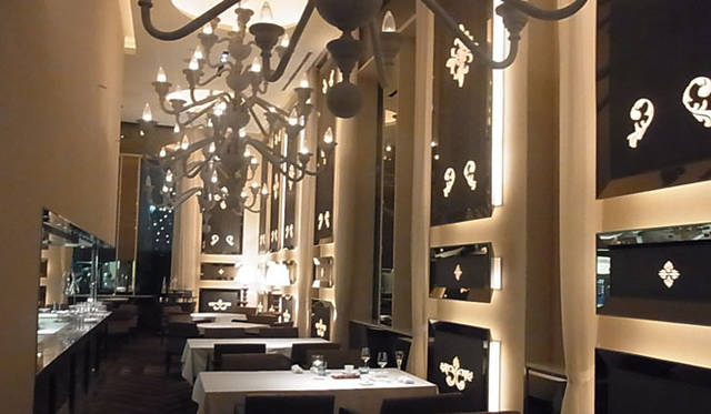 <strong>SAKURA｜第19回 久々の大阪！　ラグジュアリーホテル滞在記</strong>　照明や壁のデザインなど森田恭通さんがプロデュースされたそう。