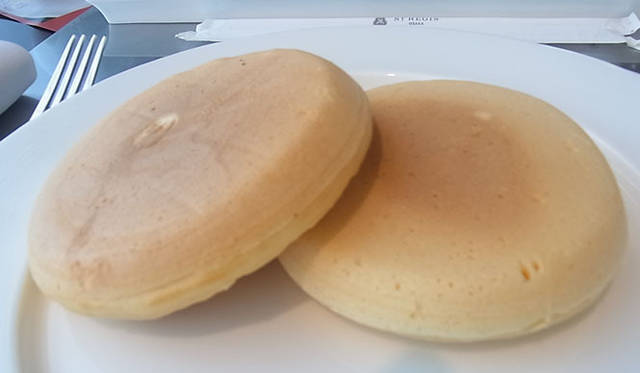 <strong>SAKURA｜第19回 久々の大阪！　ラグジュアリーホテル滞在記</strong>　朝食にルームサービスをした、ホテルオリジナルのパンケーキ。