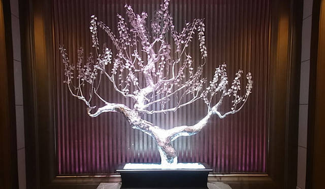 <strong>SAKURA｜第19回 久々の大阪！　ラグジュアリーホテル滞在記</strong>　エントランスで一番に目に入ったクリスタルでつくられた梅の木。