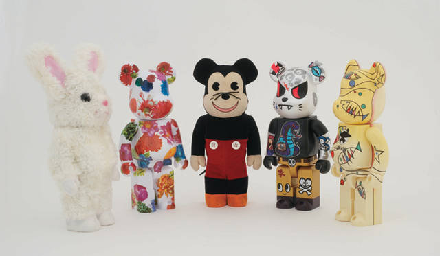 <strong>カリモクはじめ、BE@RBRICKは今回も多彩な顔ぶれ！</strong>　BE@RBRICK 400％  fragmentdesign／MIKA NINAGAWA／MICKY MOUSE　各8190円、TOKIDOKI／STUSSY　各7140円