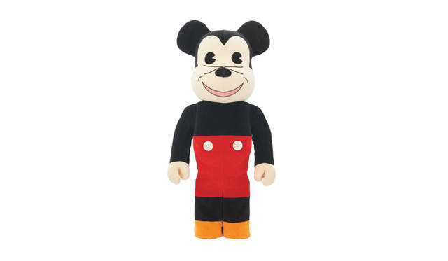 <strong>カリモクはじめ、BE@RBRICKは今回も多彩な顔ぶれ！</strong>　BE@RBRICK 1000％ MICKY MOUSE　2万9400円（送料別）