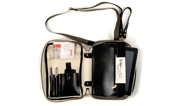 <strong>J. Panther Luggage Co. ®｜ジェイ・パンサー・ラッゲージ・カンパニー ®</strong>　the aviator 4万9350円（キャンバス）、5万9850円（レザー）