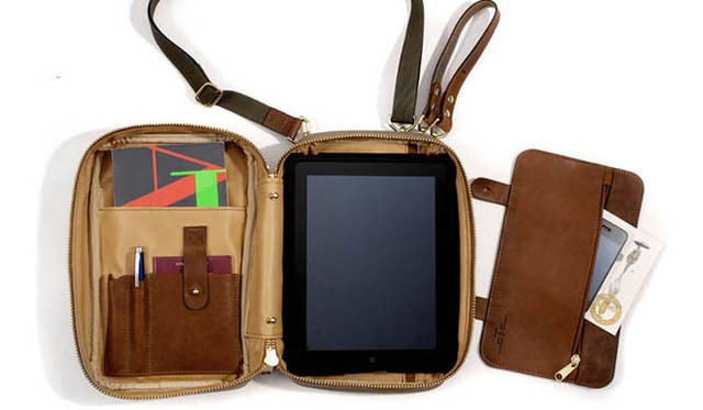 <strong>J. Panther Luggage Co. ®｜ジェイ・パンサー・ラッゲージ・カンパニー ®</strong>　the aviator 4万9350円（キャンバス）、5万9850円（レザー）