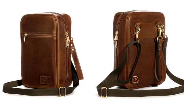 <strong>J. Panther Luggage Co. ®｜ジェイ・パンサー・ラッゲージ・カンパニー ®</strong>　the aviator 4万9350円（キャンバス）、5万9850円（レザー）