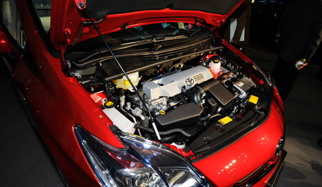<strong>TOYOTA PRIUS PHV｜トヨタ プリウスPHV</strong>　フロントに積まれる1.8リッターエンジン。