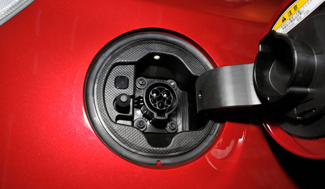 <strong>TOYOTA PRIUS PHV｜トヨタ プリウスPHV</strong>