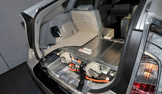 <strong>TOYOTA PRIUS PHV｜トヨタ プリウスPHV</strong>　リチウムイオンバッテリーはラゲッジルーム下に搭載される。
