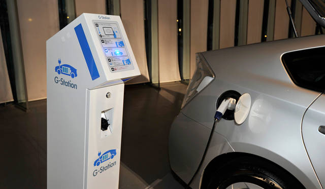 <strong>TOYOTA PRIUS PHV｜トヨタ プリウスPHV</strong>　EV/PHV向け充電スタンド「G-Station」。