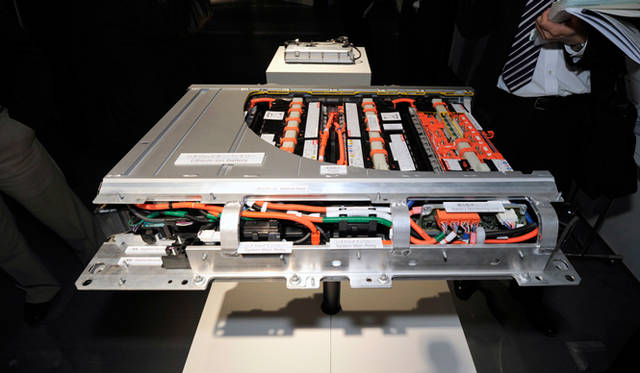 <strong>TOYOTA PRIUS PHV｜トヨタ プリウスPHV</strong>　リチウムイオンバッテリー