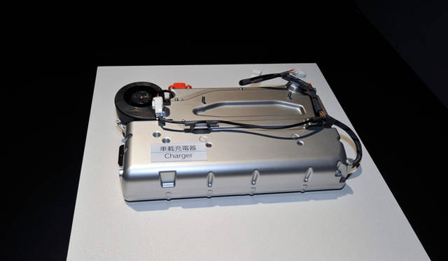 <strong>TOYOTA PRIUS PHV｜トヨタ プリウスPHV</strong>　バッテリー下に備えられる車載充電器。