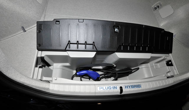 <strong>TOYOTA PRIUS PHV｜トヨタ プリウスPHV</strong>　充電用ケーブルは全車種、標準で装備されている。