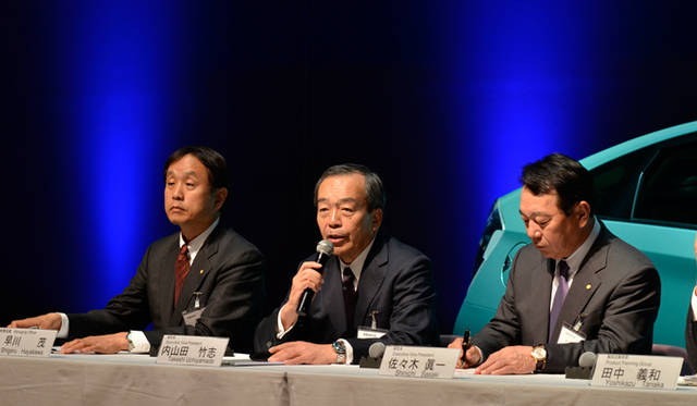 <strong>TOYOTA PRIUS PHV｜トヨタ プリウスPHV</strong>　写真左より、早川 茂 北米トヨタ社長、内山田竹志 副社長、佐々木眞一 副社長。