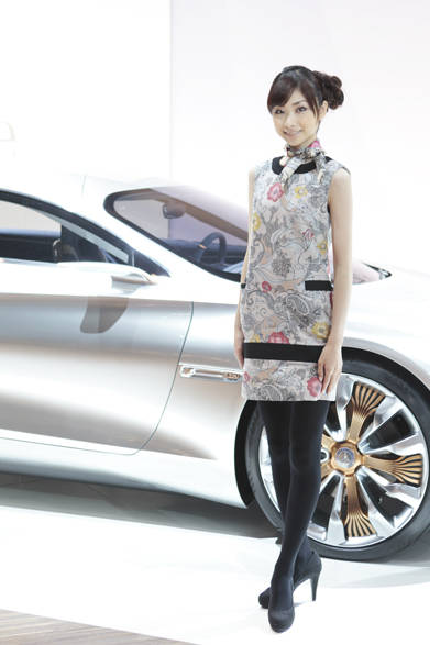 　メルセデス・ベンツのコスチュームは日本人デザイナーズブランド「motonari ono」によるもの。 今年9月より東京ファッションウィークのメインスポンサーとなった同社ならではのコラボレーションといえる。ブランドらしいフェミニンなイメージはそのままに、エレガントな“おとなの女性”へと洗練されたスタイルは、さすが高級車ベンツという感じ！