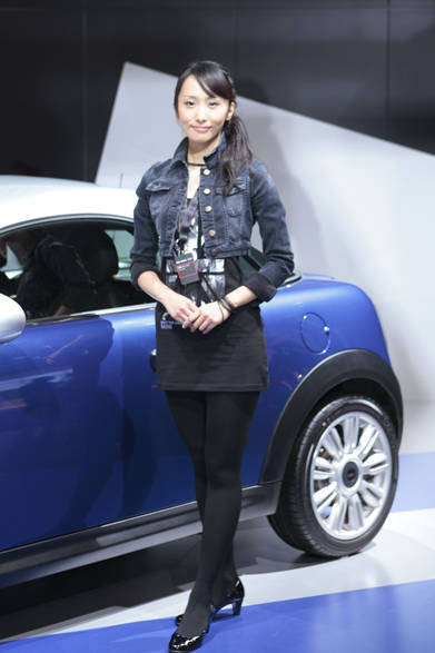 　英国ブランドらしいユニオンジャックをモチーフにしたTシャツワンピースに、ショート丈のGジャンを合わせたカジュアルなスタイルは、手もと、首もとに巻かれたアクセサリーがロックな印象に仕上げている。MINIのオリジナルブランド「MINI COLLECTION」を着用。