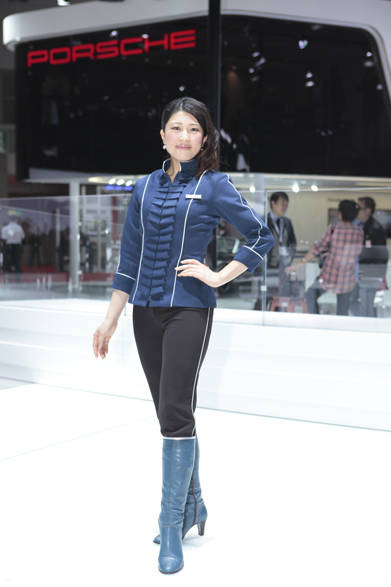 　胸もとにほどこされたフリルがゴージャスさを演出するスタイル。トップスやボトムのサイドにほどこされたホワイトのラインでスポーティなイメージをプラス。 会場いちクールでスタイリッシュなスタイルといえるのではないでしょうか。