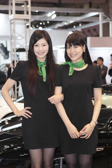 　CECILさん（左）、宇佐美ゆりさん　必殺技｜200度開脚、レジの早打ち