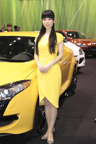 　クルマとカラーコーディネートした幸せの黄色いワンピース。ルノーのオリジナル。