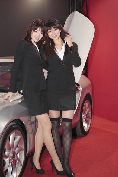 　黒スーツながら、拝絹の光沢と短いスカートで圧倒的にセクシーに仕上がっている。