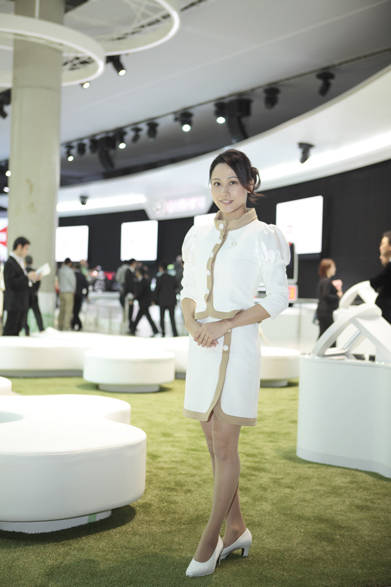 　1960年代風のフューチャー×レトロなコスチュームは、さながら今季のプラダを思わせる（？）ダイハツのコスチューム。“地球に優しい”エコカーの発表のためでしょうか、やわらかな色のコントラストとふんわりとしたパフスリープが女性的で優しいイメージを演出。親しみやすい雰囲気に仕上がっていますね。