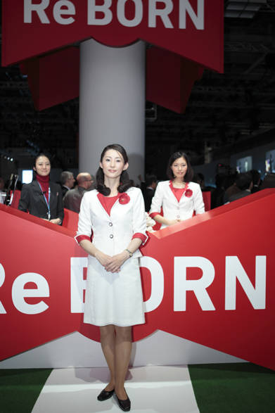 　袖口の裏地とラペル部分に赤を配した「ReBORN」カラーのスーツ。うーん清楚。