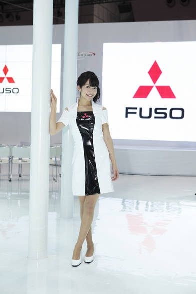 　ビニール素材のワンピースもまたモーターショーならではのアイテムであろう。