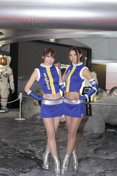 　これぞコンパニオン！　ゲームのキャラクターのような露出度の高いコスチュームはスタイルがよくなきゃ着こなせません！　この引き締まったお腹、頭が上がりません……。