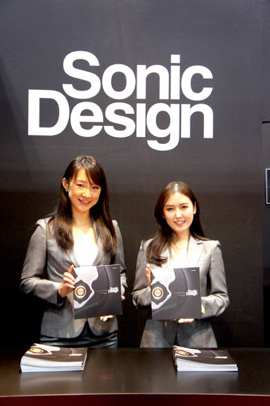 　かおりんごさん（左）　必殺技｜ヨガ　Photo by OPENERS