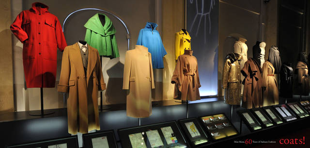 <strong>MaxMara｜マックスマーラ</strong>　モスクワ国立歴史博物館に並んだ、歴代有名デザイナーが手がけたコートの代表作とスケッチ画。