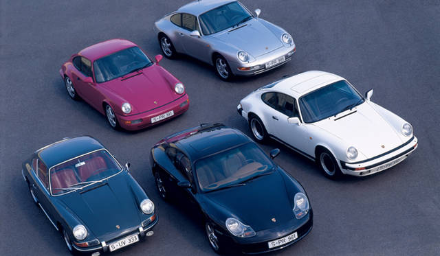 <strong>Porsche 911 Story─初代901型</strong>　もっとも左の901型より時計まわりで、964、993、930、996。