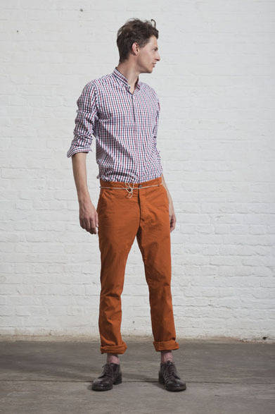 <strong>HOMECORE｜ホームコア</strong>　2012春夏コレクション　EVERYDAY PANTSを着用