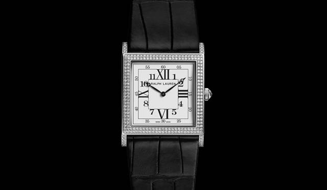 <strong>RALPH LAUREN│ラルフ ローレン</strong>　ベゼルに輝く2連のブリリアントカット ダイヤモンド。ラグにもダイヤモンドがセットされ、1粒のローズカットダイヤモンドがリュウズを飾る。Ralph Lauren スリム クラシック コレクション 「867 モデル」　2連のダイヤモンド 　価格未定