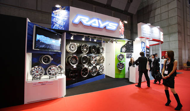 <strong>第42回東京モーターショー2011｜渡辺敏史と清水久美子がいく 部品ブースウォッチング</strong>　RAYS WHEELSのブース